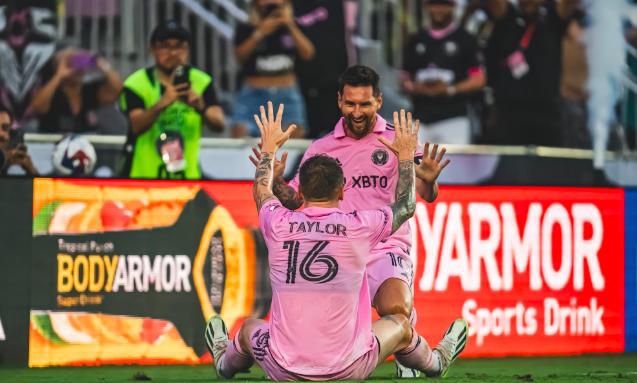 少妇把腿扒开我添69式