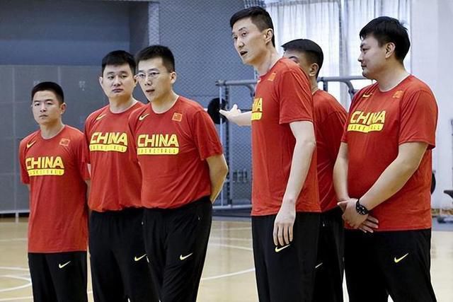 挺进绝美老师湿润短裙